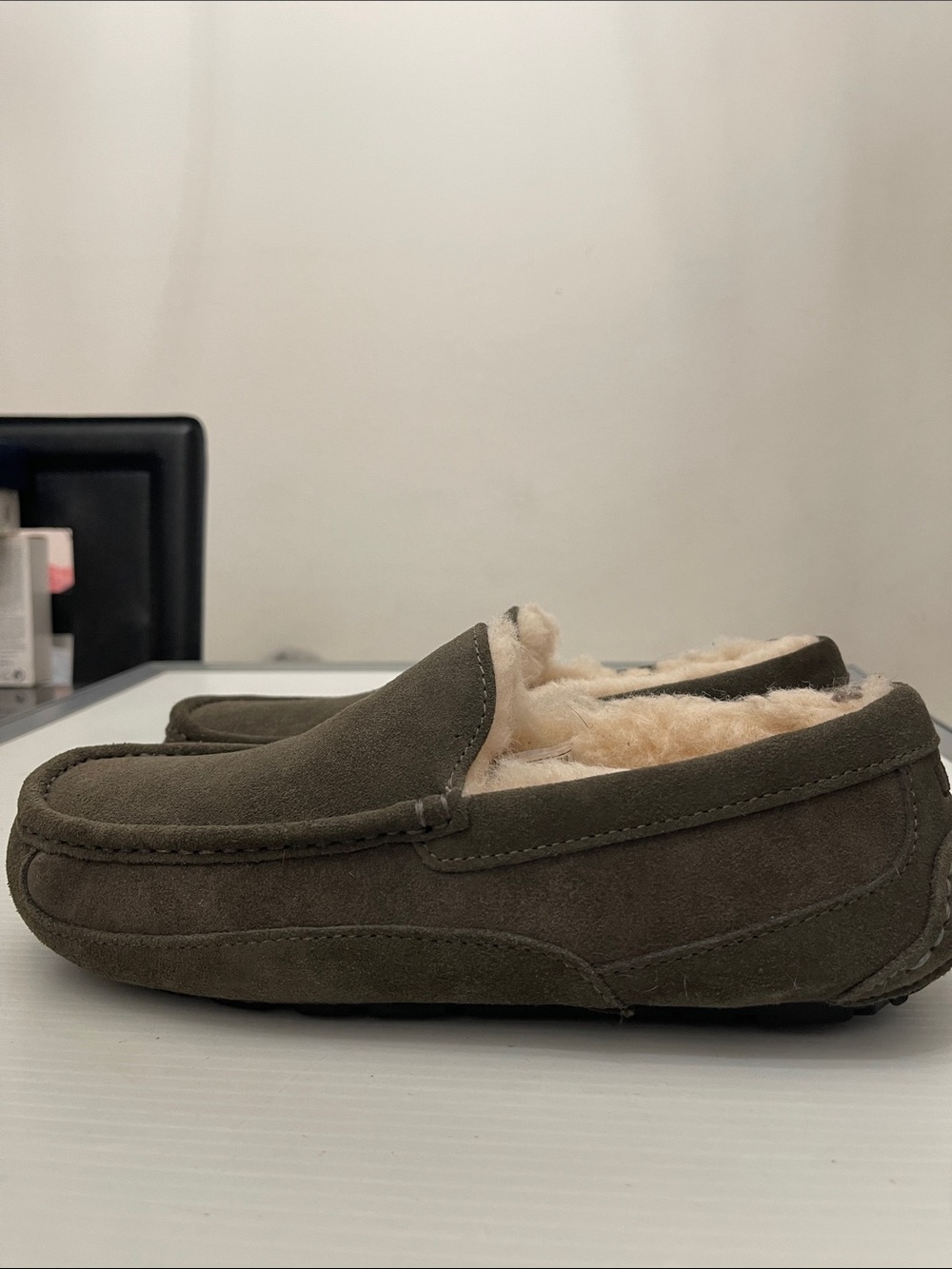 UGG WINTER ASCOT IN AN OLIVE SLIPPERS MENS SIZE 8